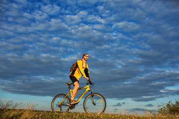 Obraz premium Young man cycling on a rural road