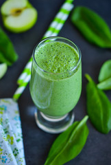 Light drink - Green smoothie with spinach, apple and yogurt