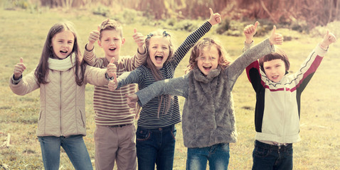 Obraz premium kids showing thumbs up outdoors