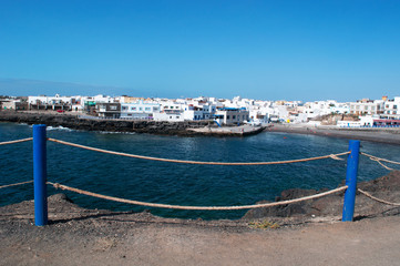 Naklejka premium Fuerteventura, Isole Canarie: vista del vecchio porto di El Cotillo con le tipiche casette bianche del villaggio dei pescatori il 5 Settembre 2016