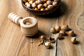 Orzechy laskowe na drewnie