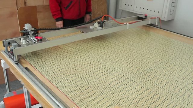 Laser cutting machine begins to work