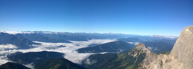 панорамный вид на вершины гор 