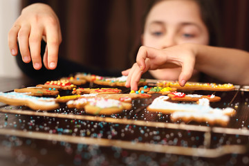 Dzieci w kuchni podkradają świeżo upieczone ciasteczka