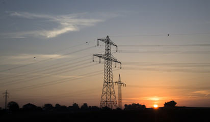 Stromleitung und Strommast, Sonnenaufgang