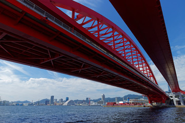 ポートアイランドから見る神戸大橋と神戸港