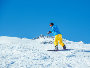 Fototapeta na wymiar Snowboarder at the winter resort