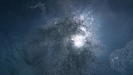 海底から見上げた空気の泡と太陽輝く水面　沖縄慶良間諸島 