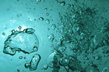 海底から見上げた空気の泡と太陽輝く水面　沖縄慶良間諸島 