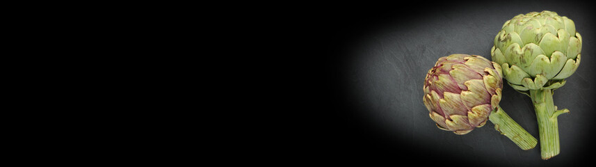 Fototapeta premium Deux artichauts sur ardoise... carte, menu, bannière