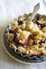 Pflaumencrumble mit Haselnussstreuseln