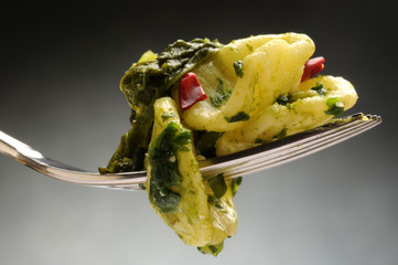 Orecchiette alle cime di rapa Brassica rapa sylvestris Cucina italiana Stängelkohl Italienische...