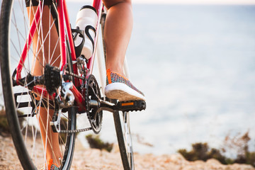 Naklejka premium Closeup of cyclist woman legs riding bike on outdoor trail