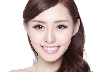 Fototapeta premium Piękna kobieta z czarującym uśmiechem