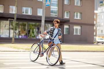 Obraz premium young man with fixed gear bicycle on crosswalk