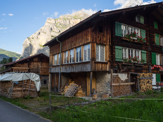 Paisaje urbano con casa de madera y troncos cortados apoyados en la fachada en el pueblo de Gimmelwald Suiza , viajando en verano de 2016