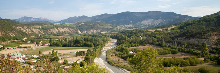 Fototapeta na wymiar La vallée de la Drôme près de Pontaix
