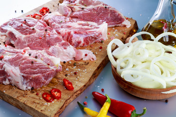 мясо на разделочной доске 
