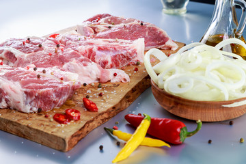 мясо на разделочной доске 
