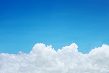 Fototapeta na wymiar beautiful white cloud on blue sky