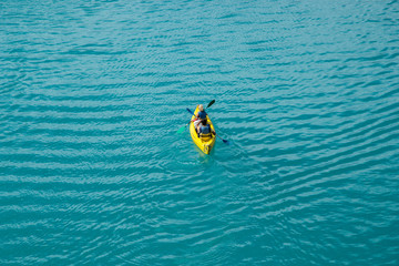 Sportivi in kayak sul Lago di Sainte-Croix, Francia 