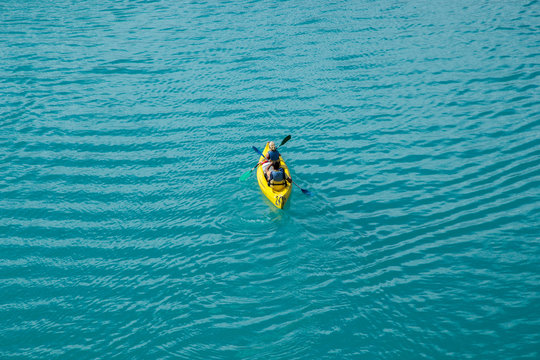 Sportivi in kayak sul Lago di Sainte-Croix, Francia 