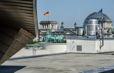 Ungewöhnlicher Blick auf Brandenburger Tor und Reichstag © frankolor
