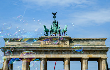 Seifenblasen vor dem Bandenburger Tor © frankolor