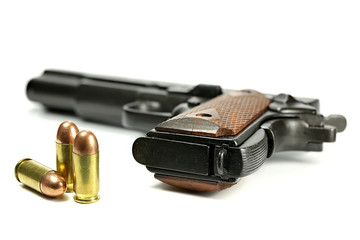 .45 Pistole mit Munition isoliert auf weißem Hintergrund