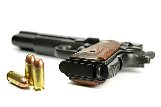 .45 Pistole mit Munition isoliert auf wei&szlig;em Hintergrund