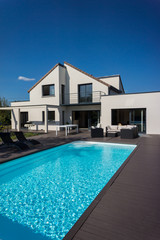 Fototapeta na wymiar jolie villa avec piscine