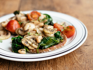 Enlgish muffins with Mushrooms, Beans, Spinach and Tomaotes