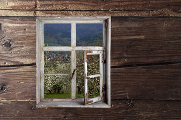 altes Holzfenster in Holzwand