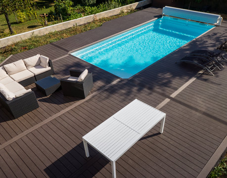 terrasse en bois et piscine