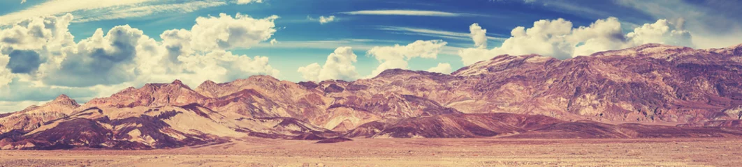 Foto op Canvas Vintage afgezwakt panoramisch uitzicht op de bergketen in Death Valley, Verenigde Staten. © MaciejBledowski