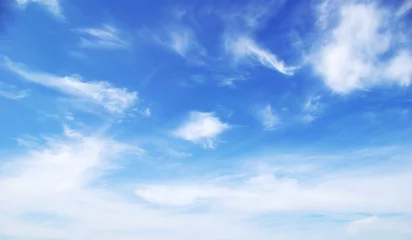 Gordijnen Blauwe hemelachtergrond met kleine wolken © Pakhnyushchyy
