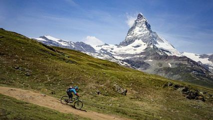 Fototapeta na wymiar Matterhorn and Biker