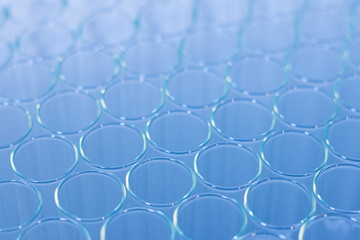 Glasröhrchen in Chemielabor, bläulich