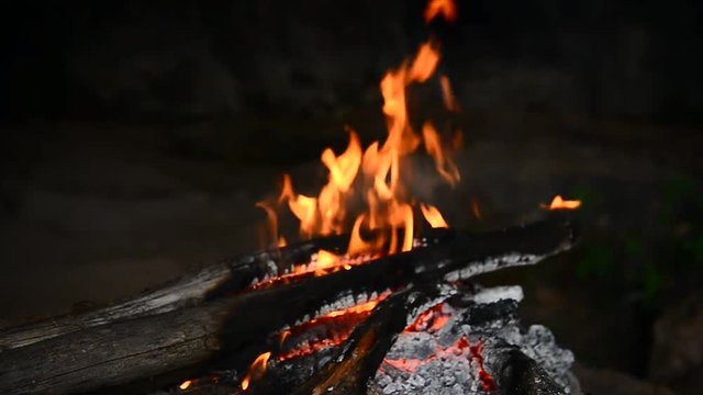 odun ateşinde kamp keyfi