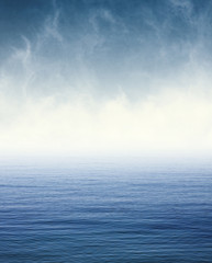 Mgła na Błękitnym Oceanie. Mgła i chmury unoszące się nad Pacyfikiem. Obraz wyświetla przyjemne ziarno papieru i teksturę w 100%. - 121280681