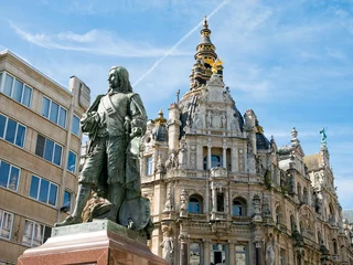 Fototapete Statue und Gebäude entlang der Meir Street, Antwerpen © hipproductions