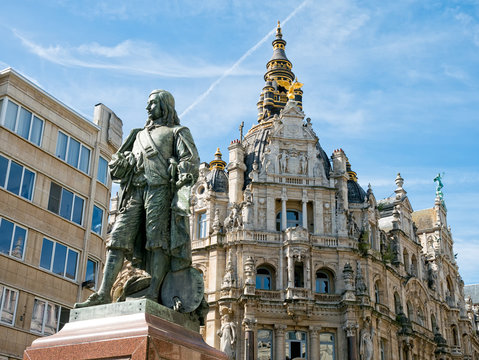 Statue and buildings along Meir Street, Antwerp