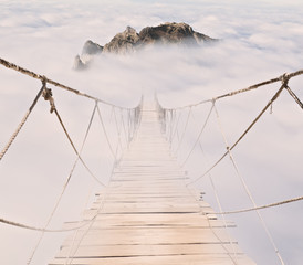 Fototapety  most linowy z drewnianymi deskami na niebie