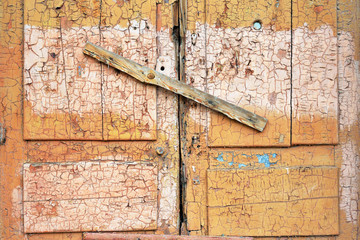 Naklejka premium Abandoned broken wooden shed door and lock. scored window