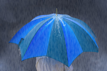 parapluie bleu sous la pluie