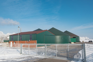 Biogasanlage bei Frost mit Schnee im Winter