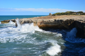 Felsküste mit Brandung am Gargano