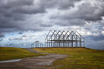 Obraz premium Heldenhaus vor Gewitterhimmel