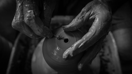 Mani che creano

Un artigiano di un paese del sud italia crea opere in terracotta con le sue mani per guadagnarsi da vivere.