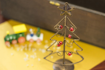 ワイヤークリスマスツリーとチューチュートレ